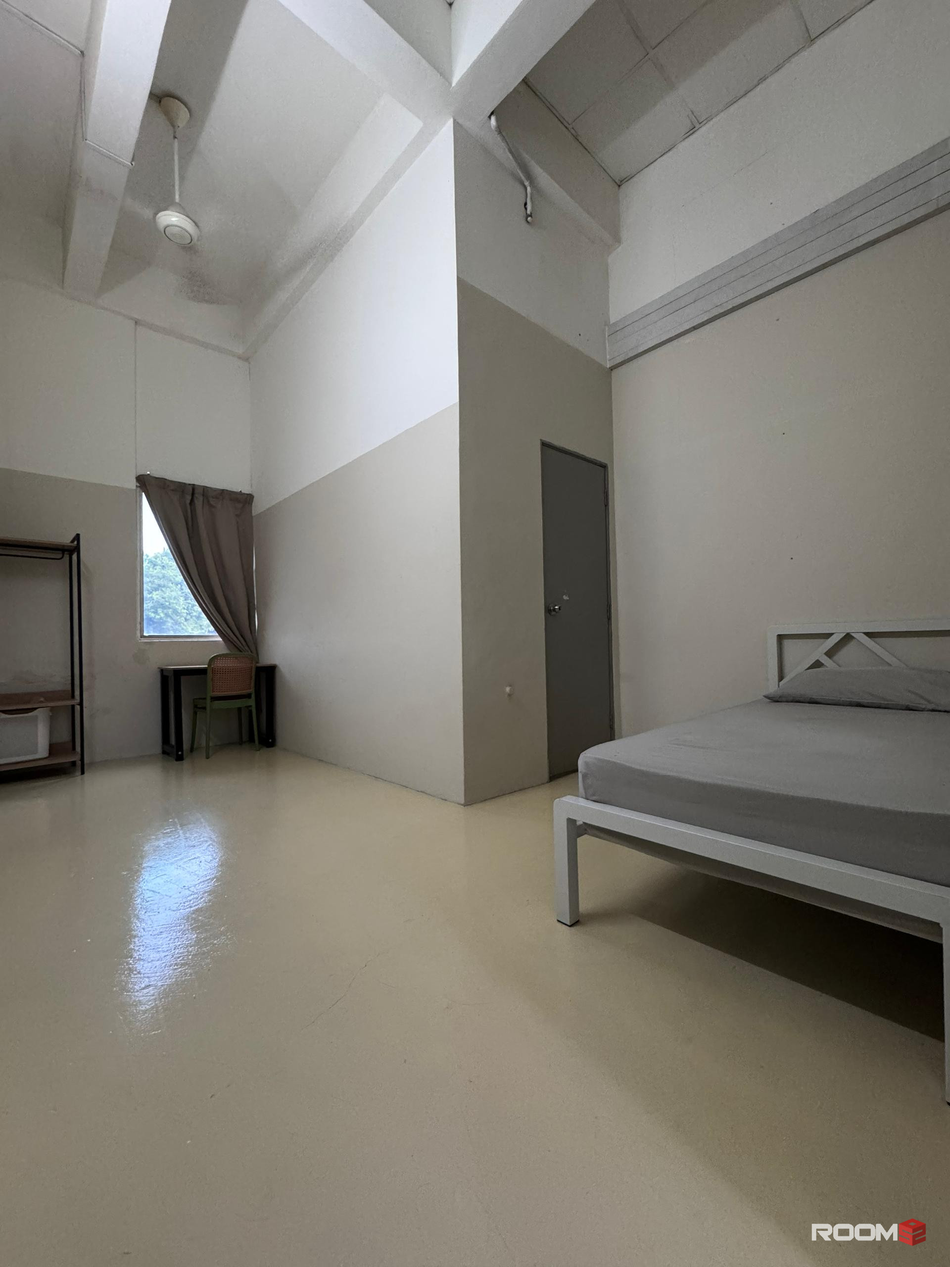 A Co-living private middle room for working adults👔. Nearby TMN Perindustrian Elite.🏭