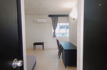 🚆 Convenient Location Near Public Transport & Shops