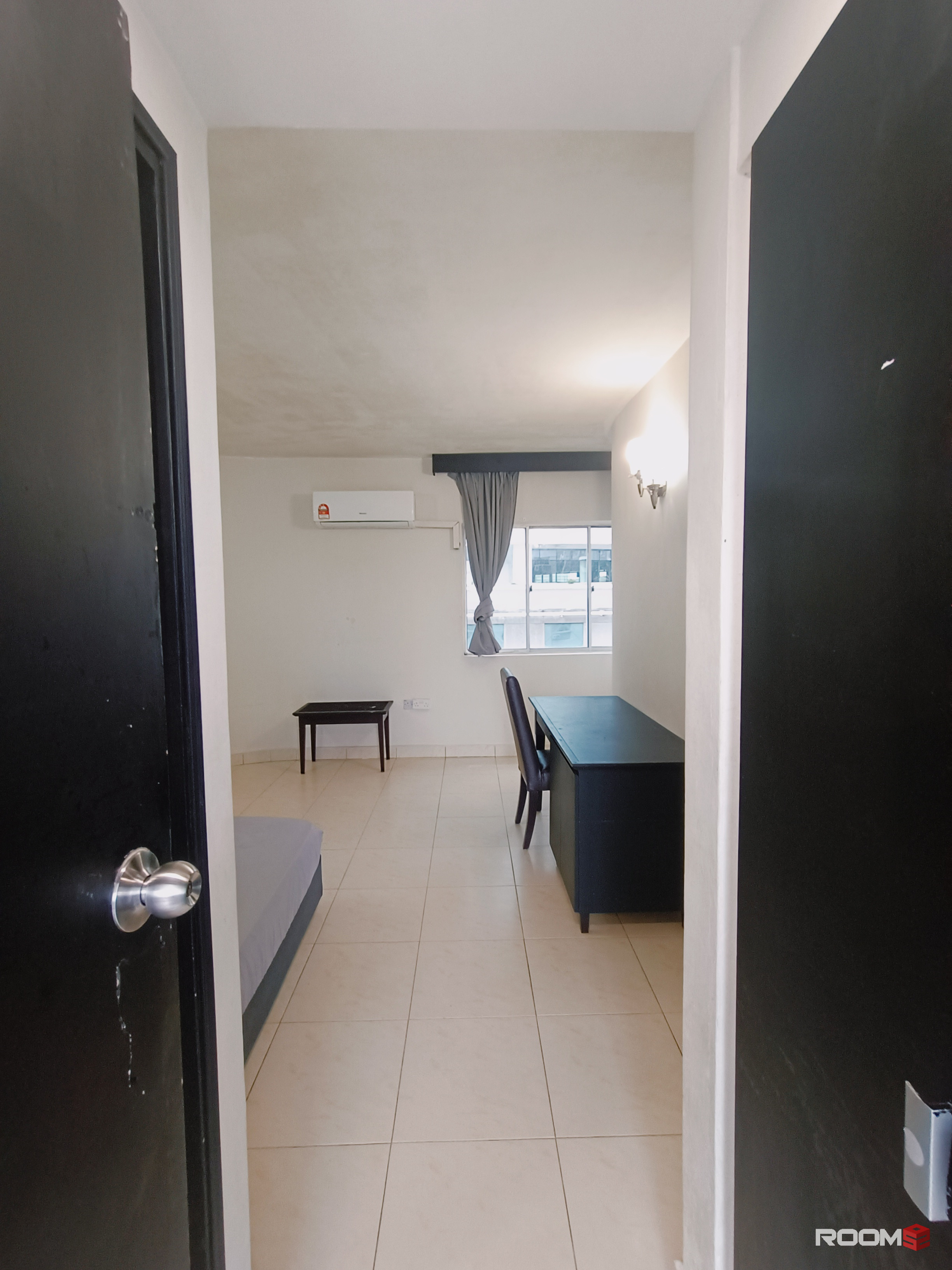 🚆 Convenient Location Near Public Transport & Shops