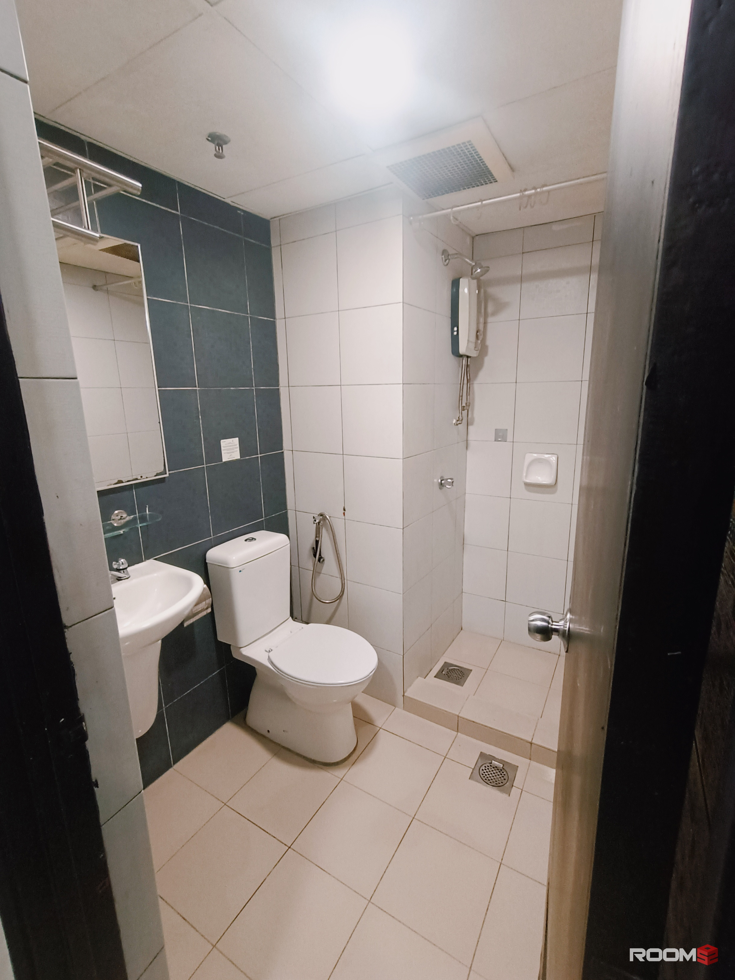 🚆 Convenient Location Near Public Transport & Shops