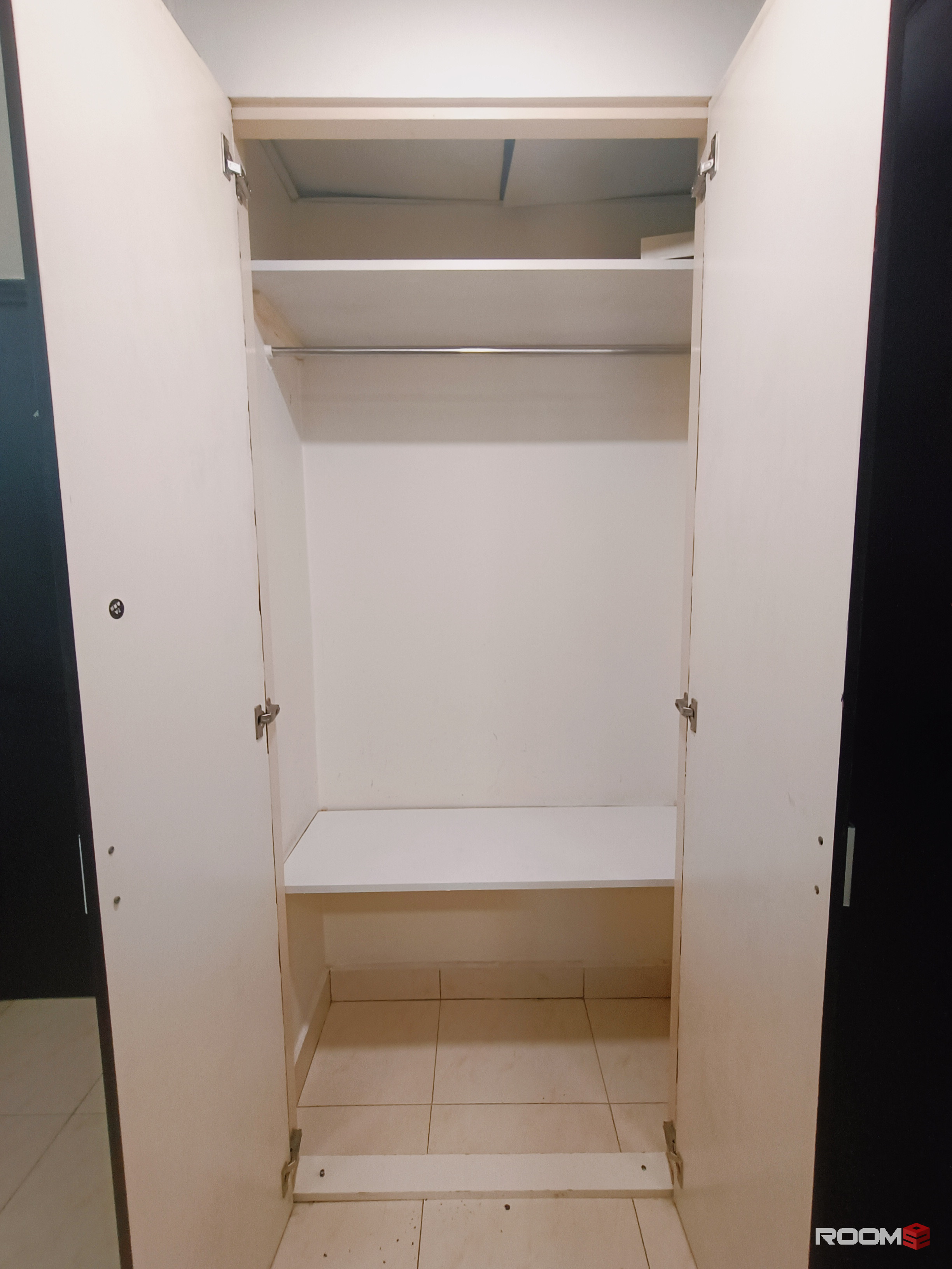 🚆 Convenient Location Near Public Transport & Shops