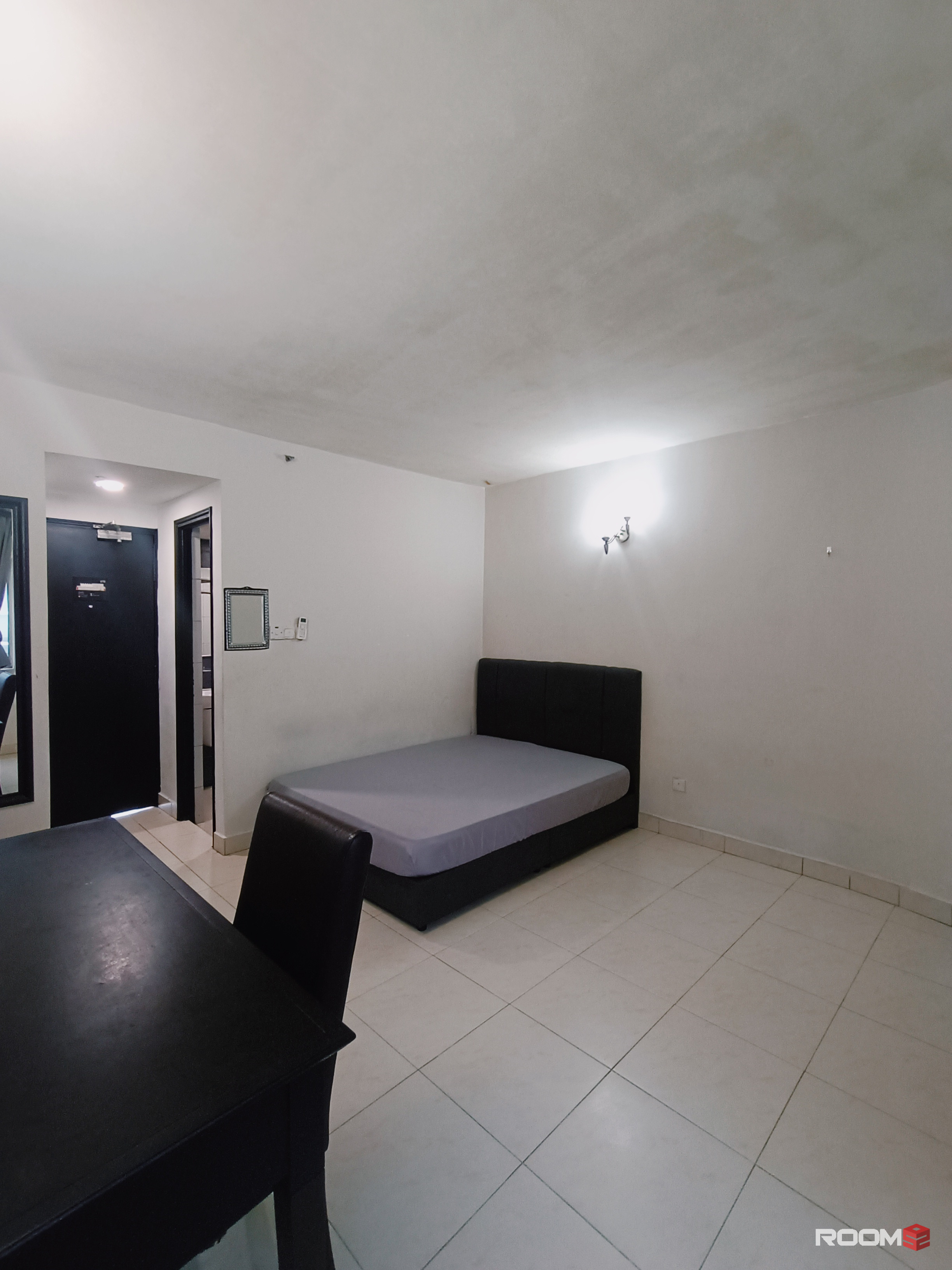 🚆 Convenient Location Near Public Transport & Shops