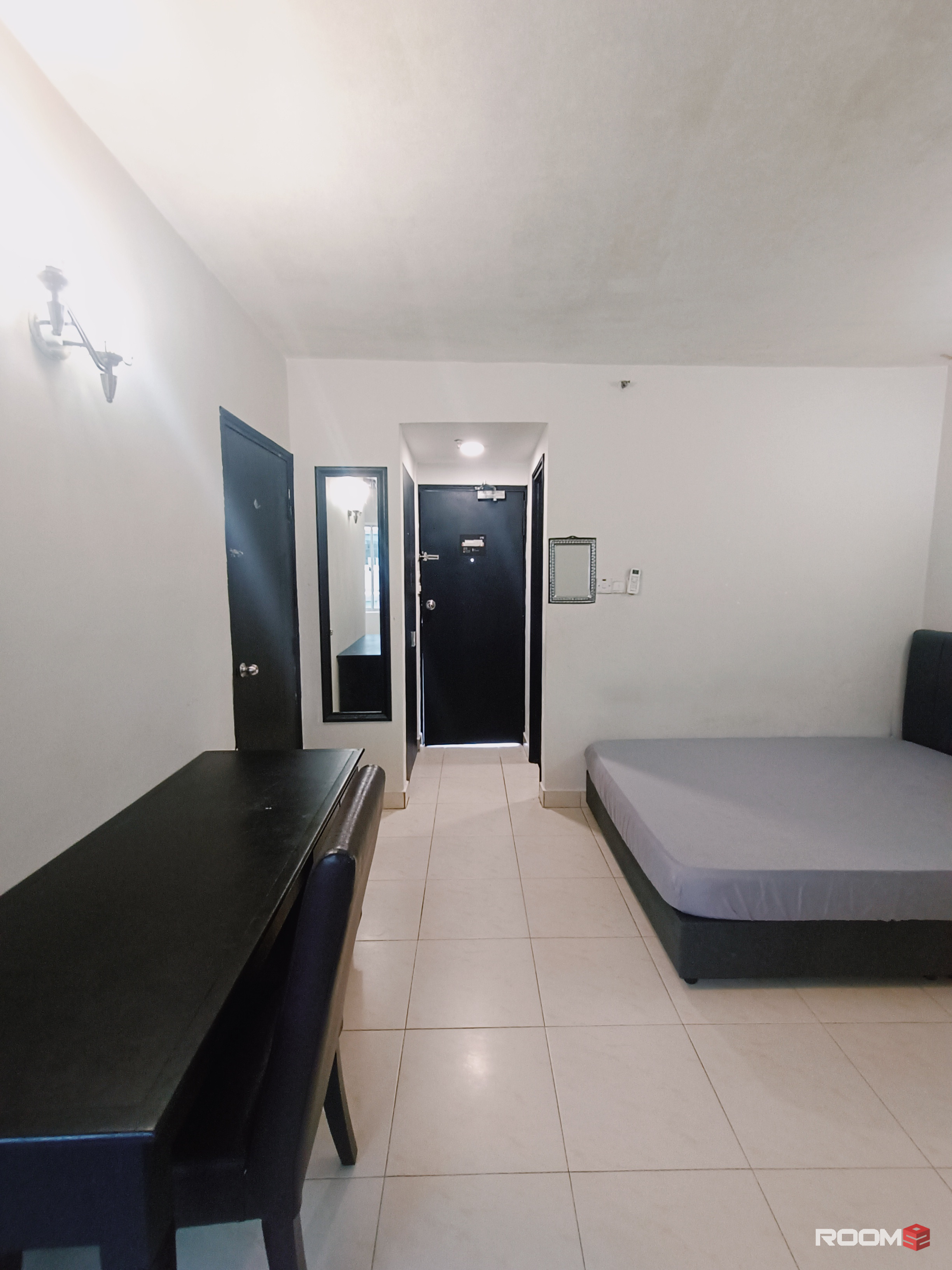🚆 Convenient Location Near Public Transport & Shops