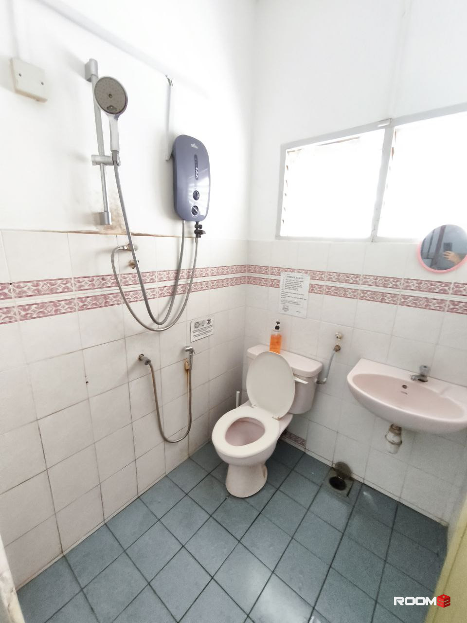 🐹 AC Balcony Medium bed Room at SS1, PJ 🏡