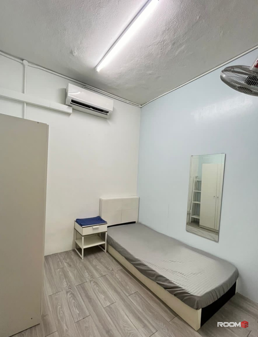 5mins drive to Subang Parade & LRT Subang Jaya 🤩 Free WiFi & Zero Deposit room at SS15 iLive Hostel
