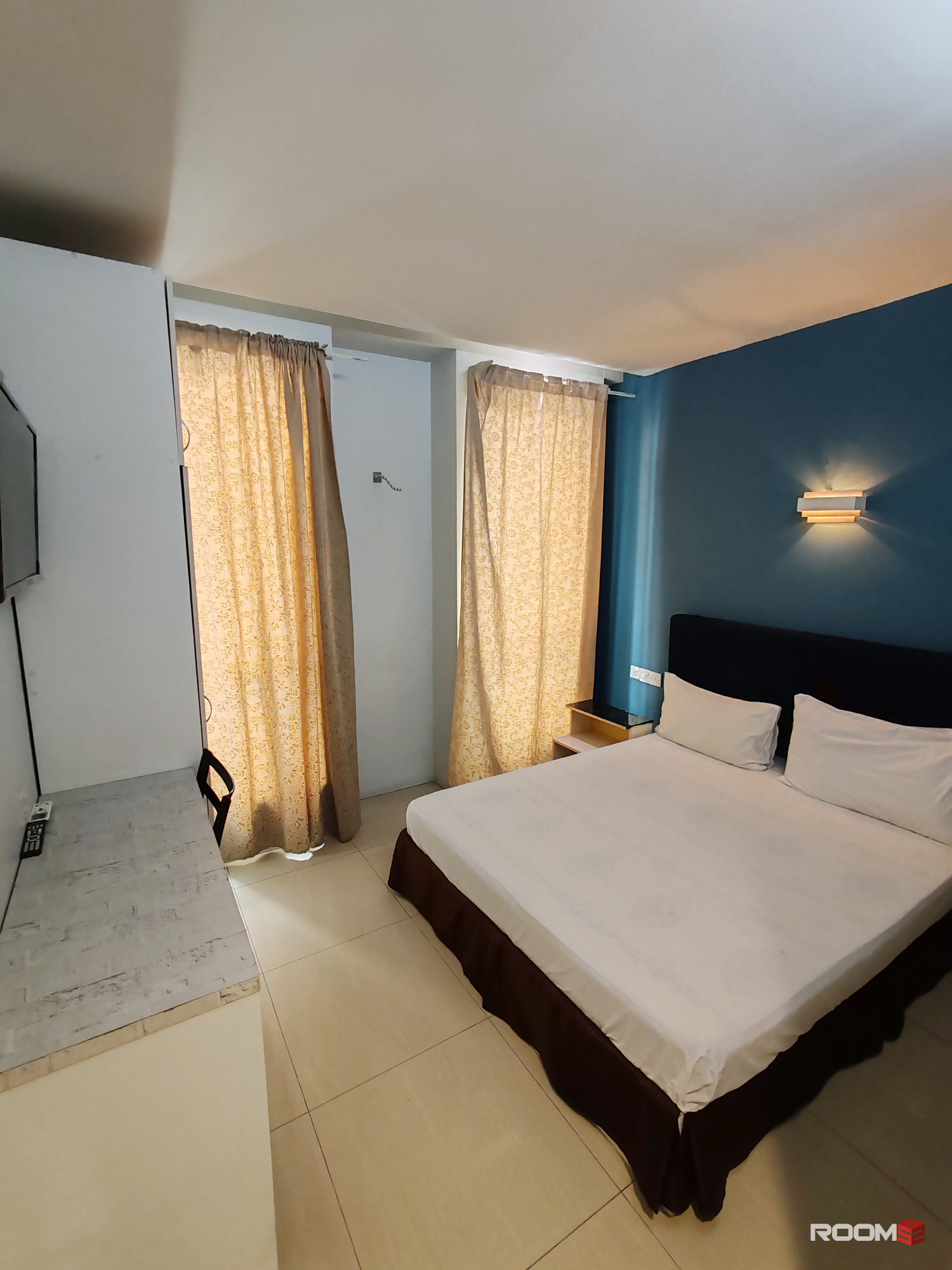 Hotel Type Room @ The Strand Mall Nearby MRT Surian. Queen Size bed with Private Bathroom