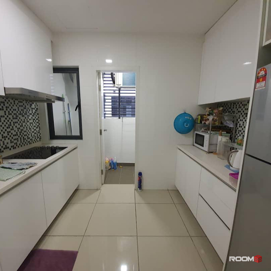 FEMALE 🙋‍♀️ Shared Room w Privacy 🤩 and Air Con & Fan @ Utropolis Glenmarie