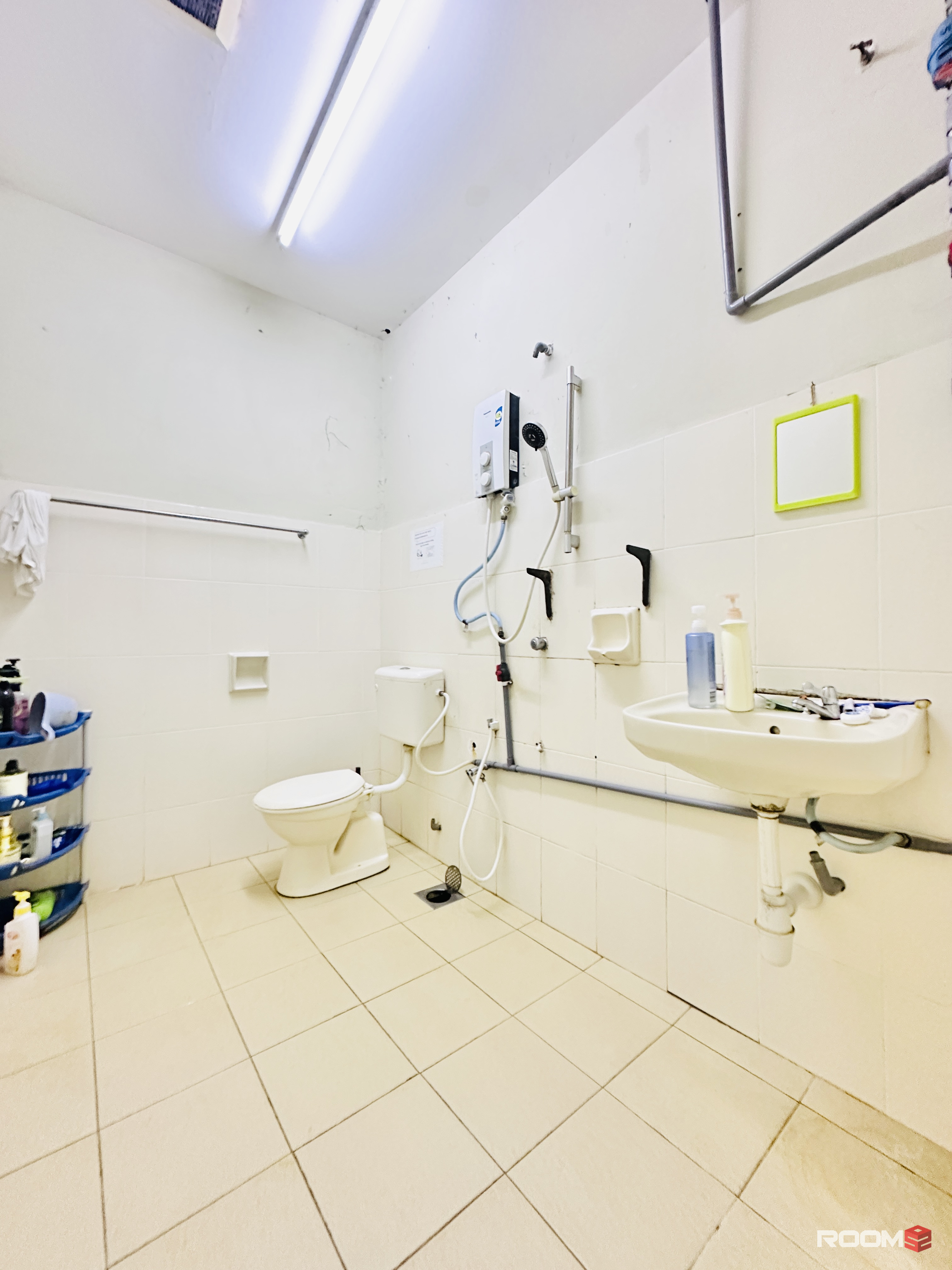 3 min walk LRT TAMAN PARAMOUNT