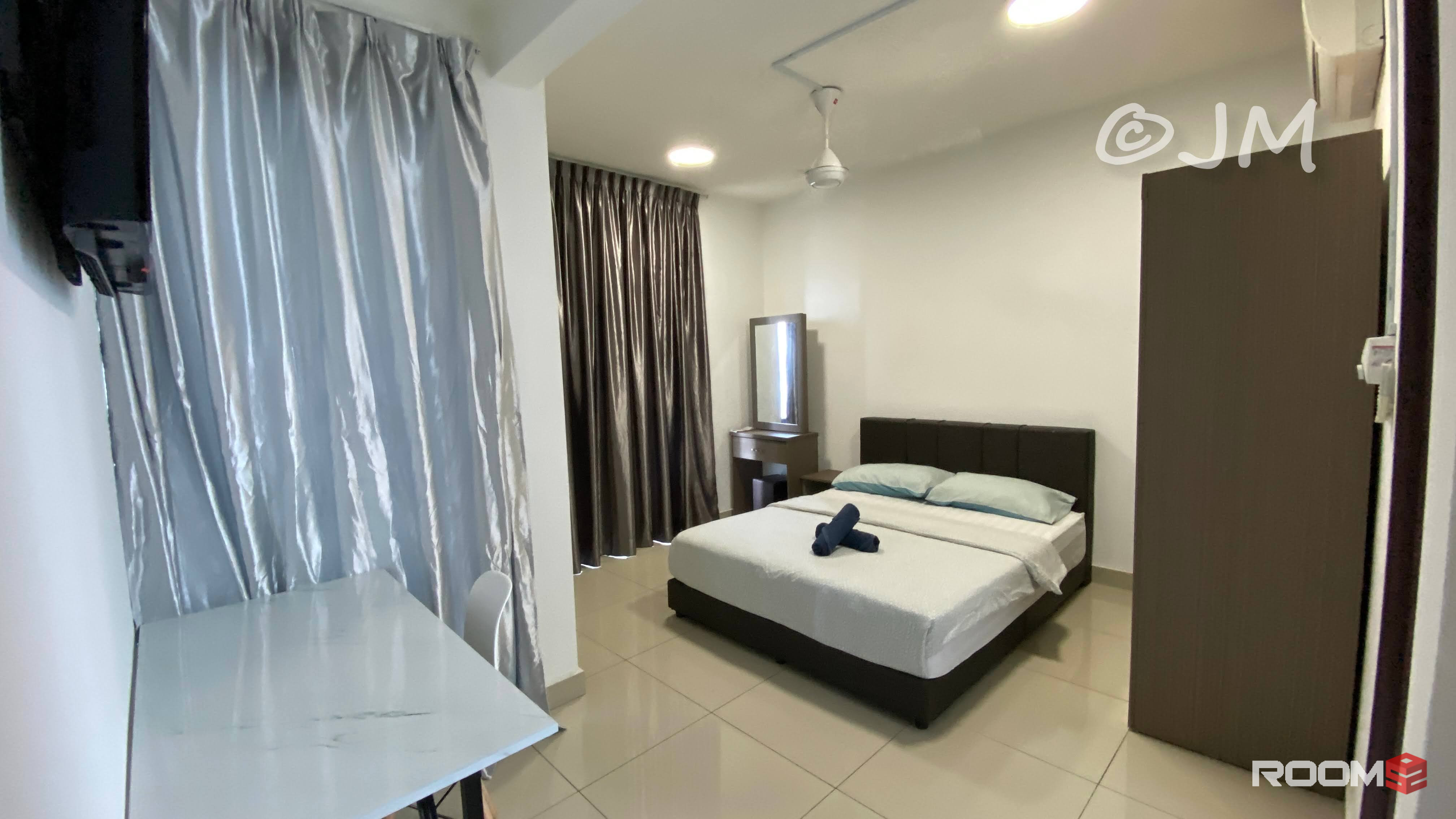 Trefoil Master Bedroom with Attached bathroom