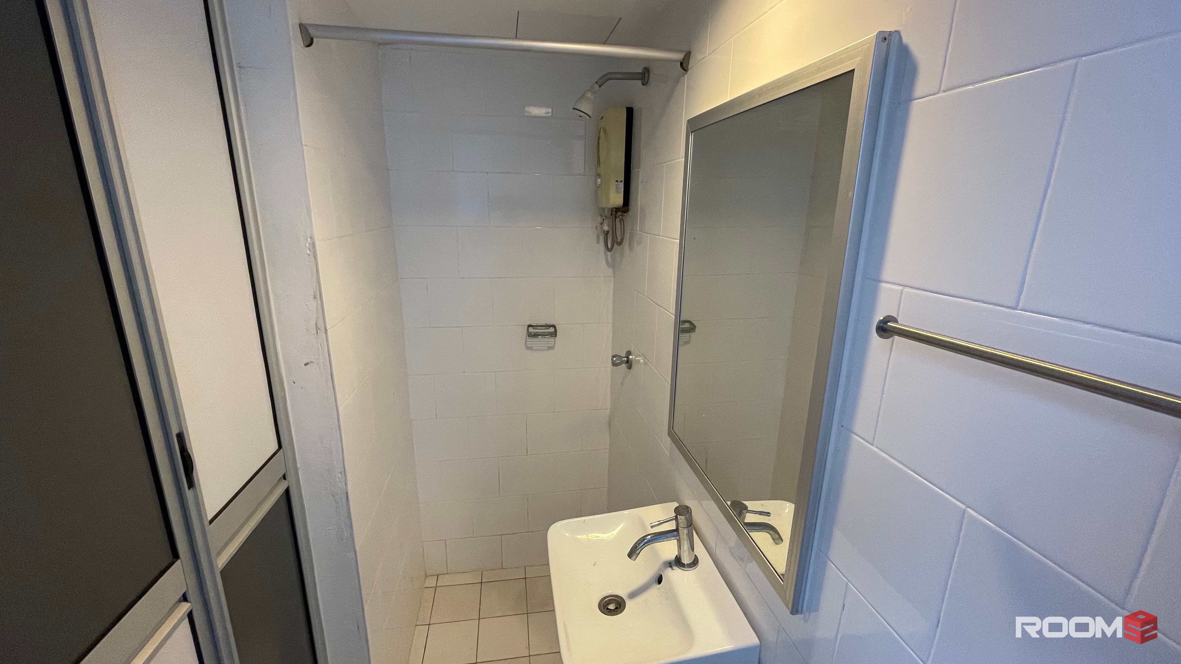 Single Room With Attached Bathroom 2mins Walk to LRT & MRT Chan Sow Lin