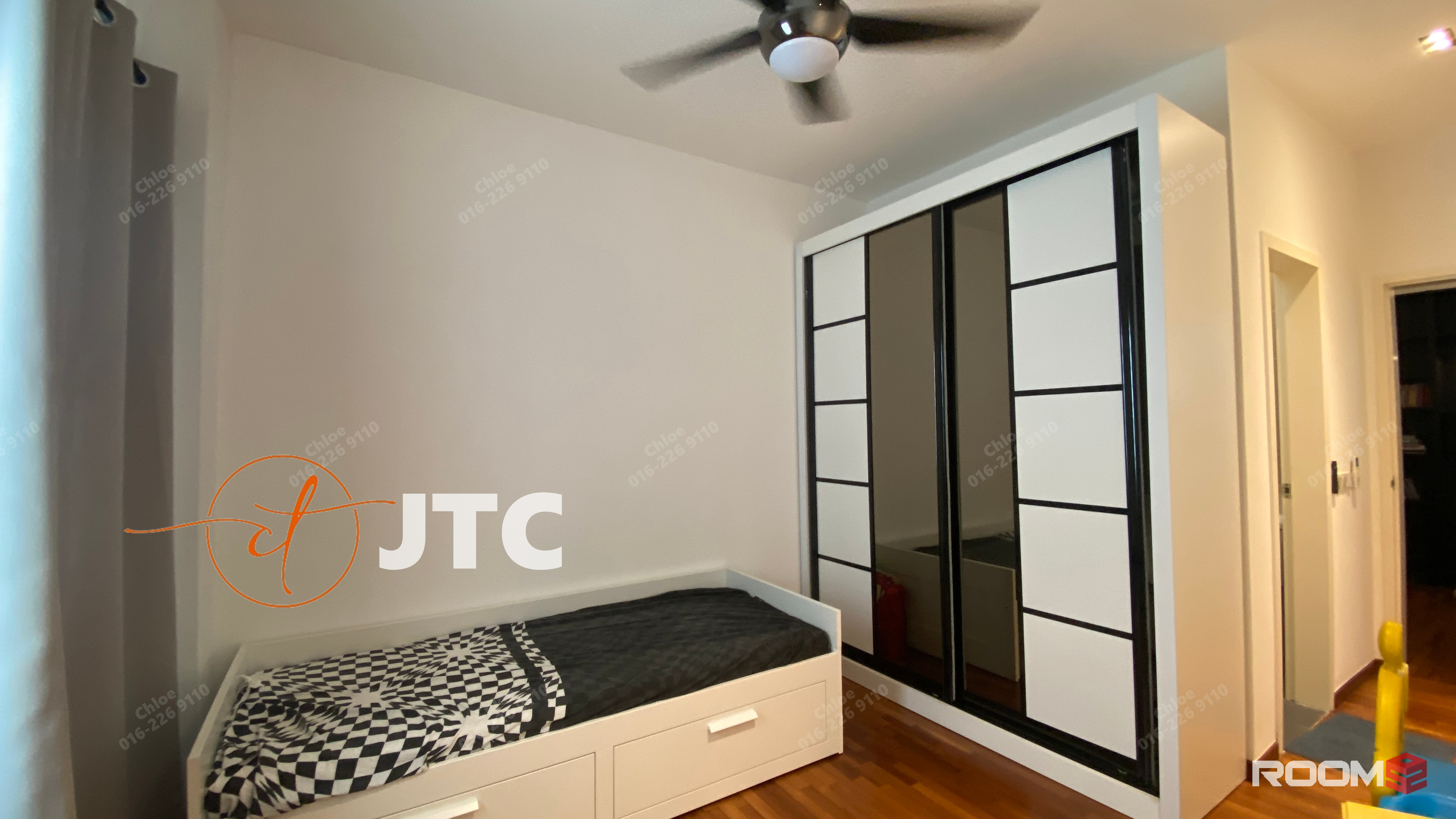 Nice and Clean Middle Room with private toilet