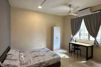 Premium Middle Room with A/C ❄️ w FREE Utilities & Cleaning 🧹@ PV15, Setapak
