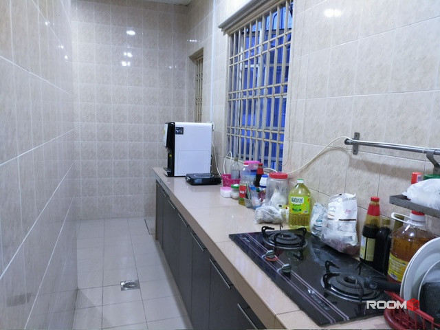 🌞 Medium room with attached bathroom available for rent in Bandar Utama / Centre Point / MRT Station area! 🏢🚇