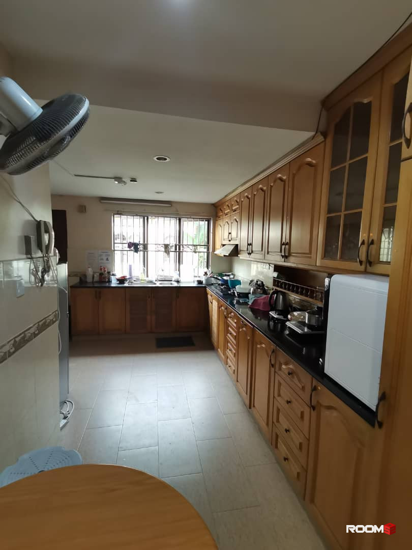 SS2 MEDIUM ROOM FOR RENT !ATTACHED SHARING BATHROOM !