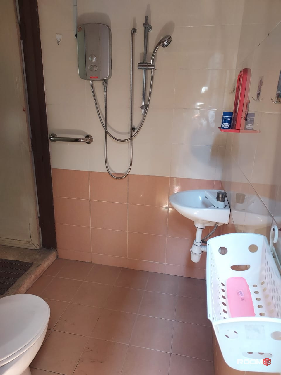 Room with Semi-Privacy Bathroom at Desa Setapak (No Owner, No Contract, Available on Feb 01, 2024))