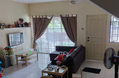 [Direct Owner] Middle private room with attached bathroom at gated landed house, Bandar Puteri Puchong