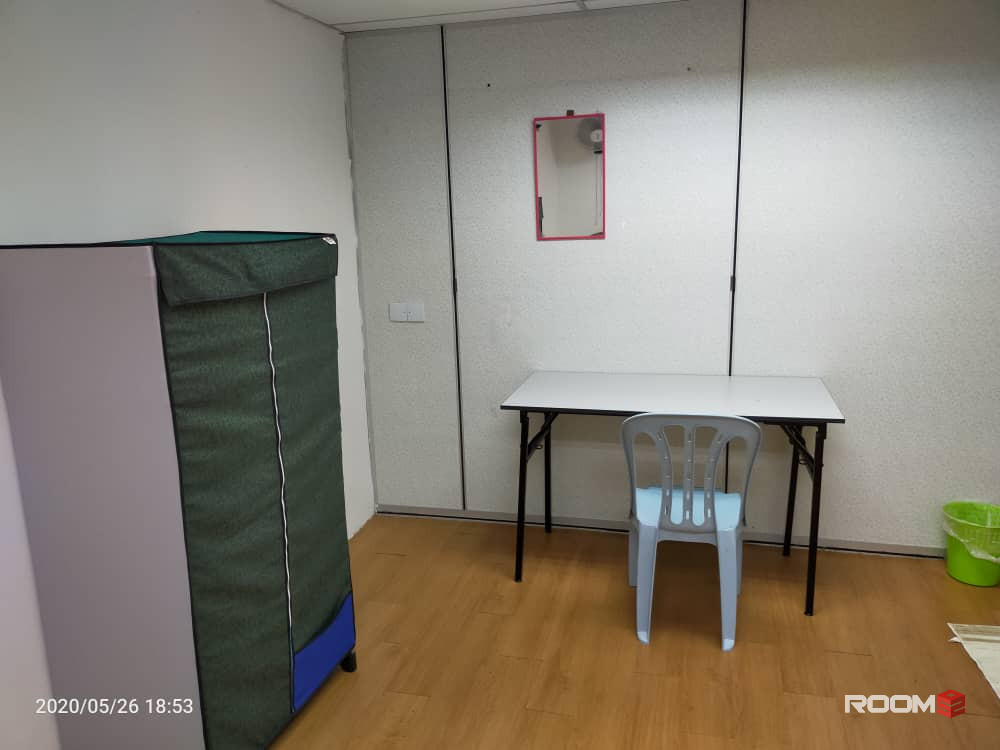 Middle Room For Rent in Jalan Kenari, Bandar Puchong Jaya Walking Distance to LRT Station