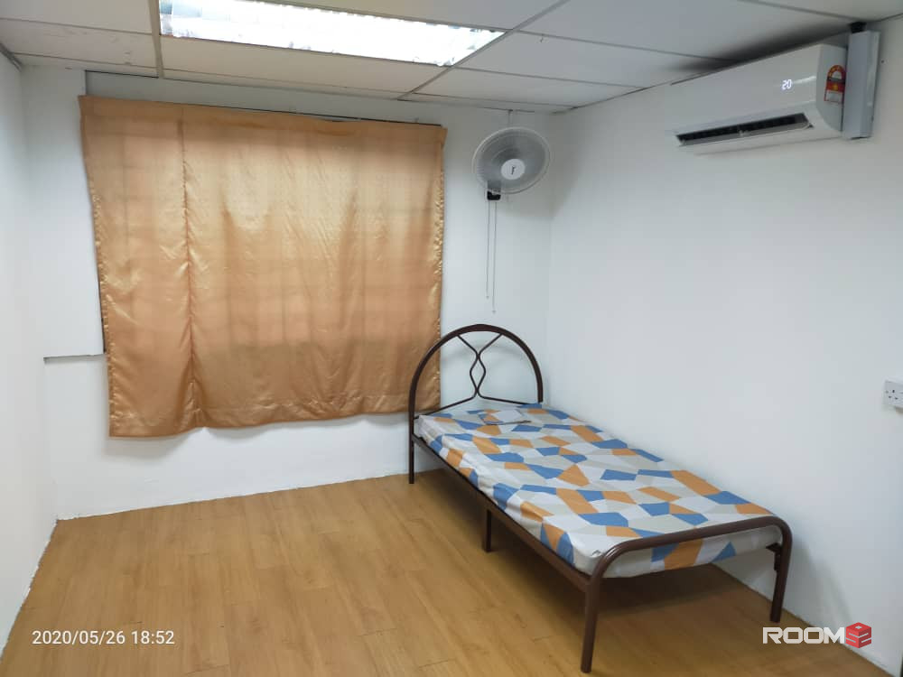 Middle Room For Rent in Jalan Kenari, Bandar Puchong Jaya Walking Distance to LRT Station