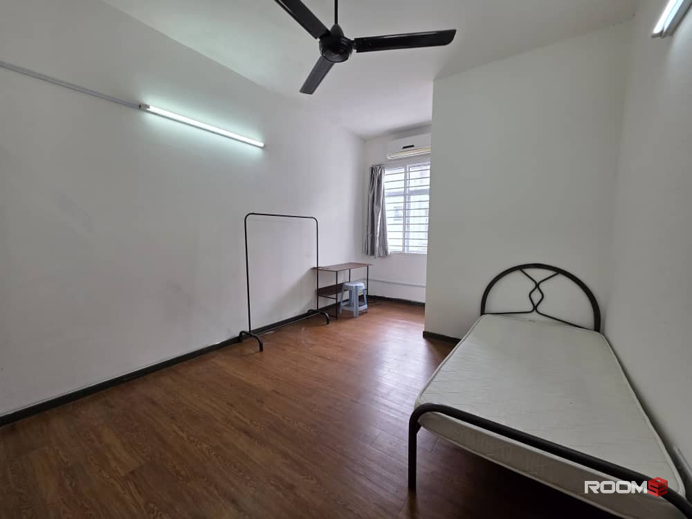 Attached Bathroom ‼️‼️‼️Kota Kemuning Middle Room to Rent