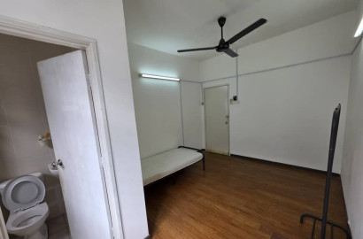 Attached Bathroom ‼️‼️‼️Kota Kemuning Middle Room to Rent