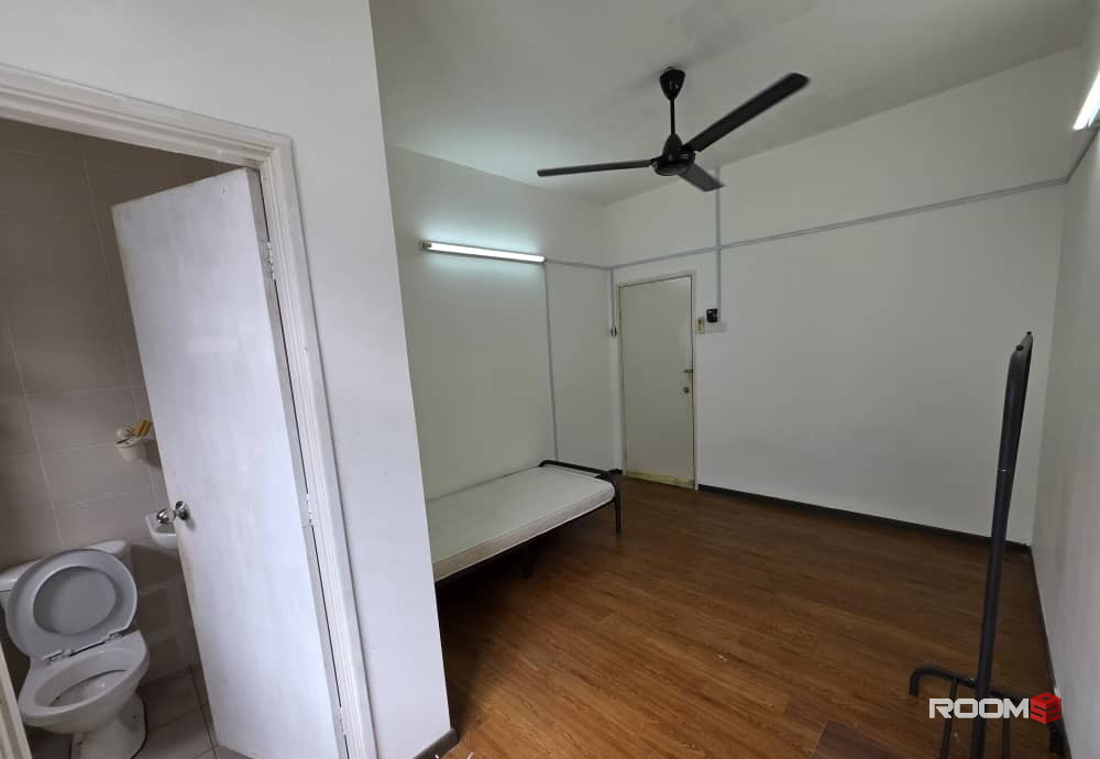 Attached Bathroom ‼️‼️‼️Kota Kemuning Middle Room to Rent