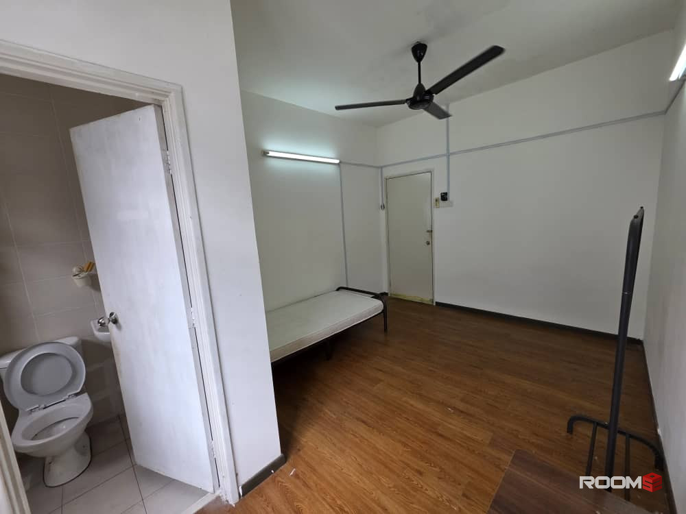 Attached Bathroom ‼️‼️‼️Kota Kemuning Middle Room to Rent