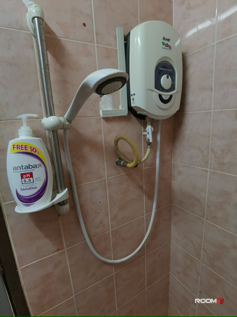 🏠 Affordable rooms available in SS25 or Taman Mayang. 🚶‍♂️🚇 💲 Walking distance to Kelana Jaya LRT Station. 🚶‍♂️🚇