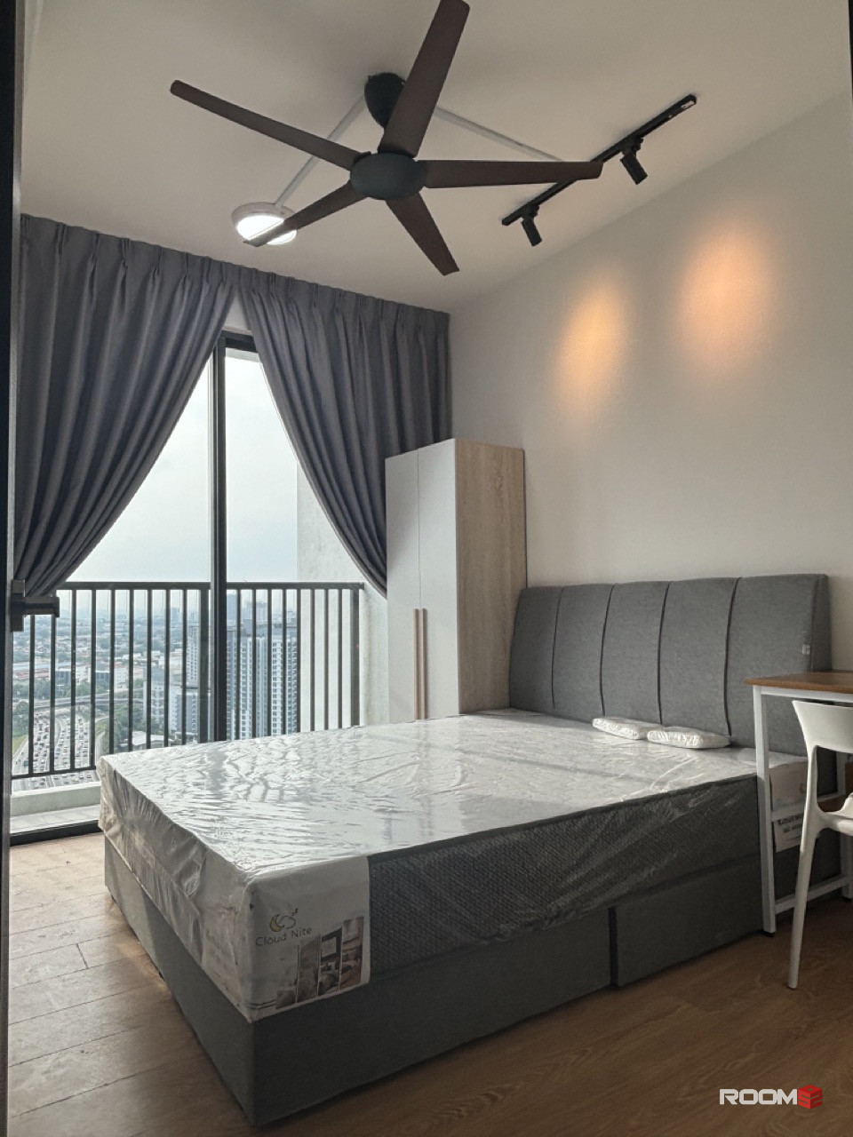 🔥EduMetro, USJ 1, Subang, NEW CONDO Medium Room🔥Fully Furnish NEW 10” Mattress Aircond Wardrobe Table Chair