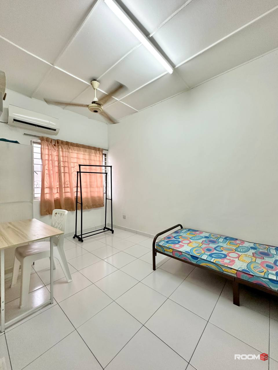 💥PJ SS2, Middle room with AC and furniture