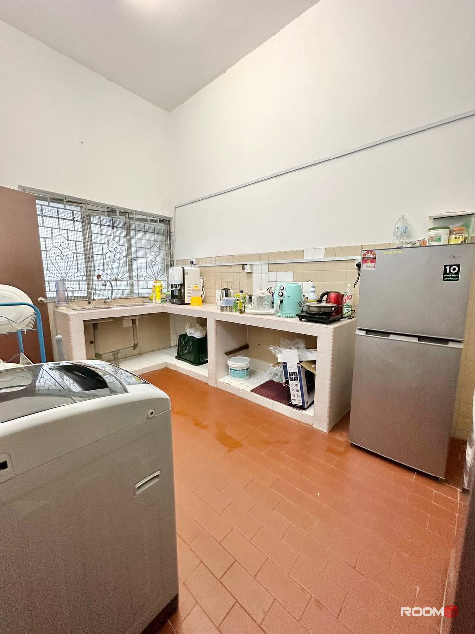 💥PJ SS2, Middle room with AC and furniture
