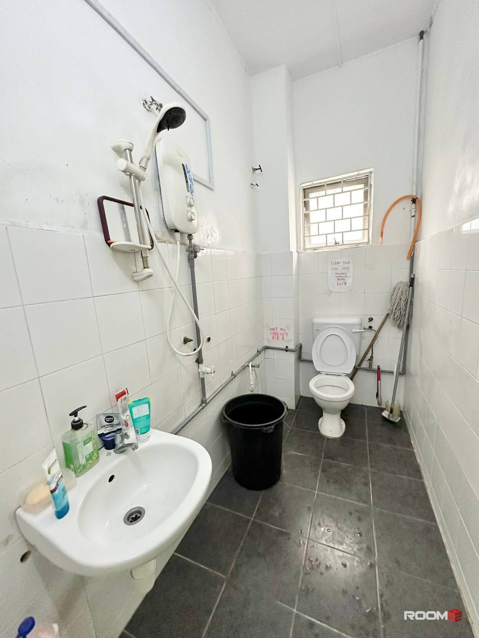 💥PJ SS2, Middle room with AC and furniture