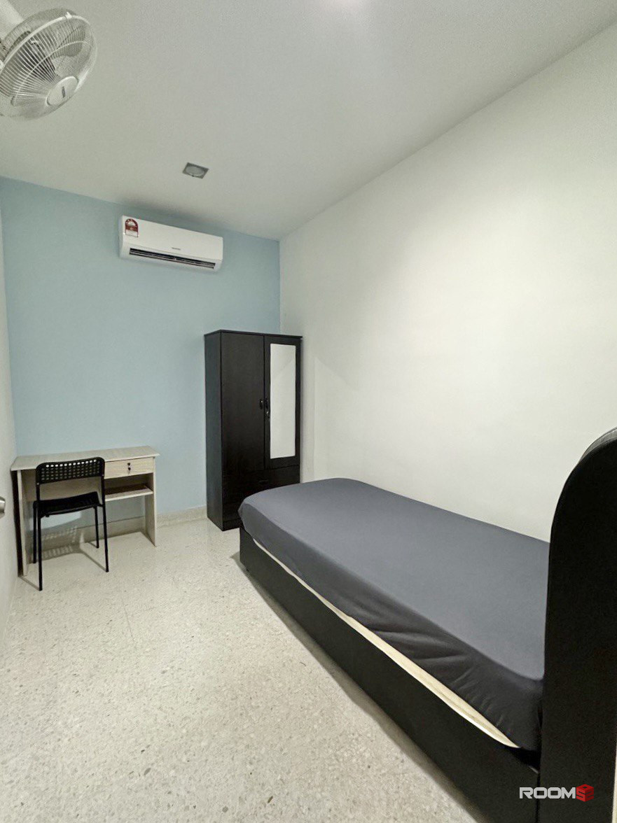 💥PJ SS2, Middle room with AC and furniture