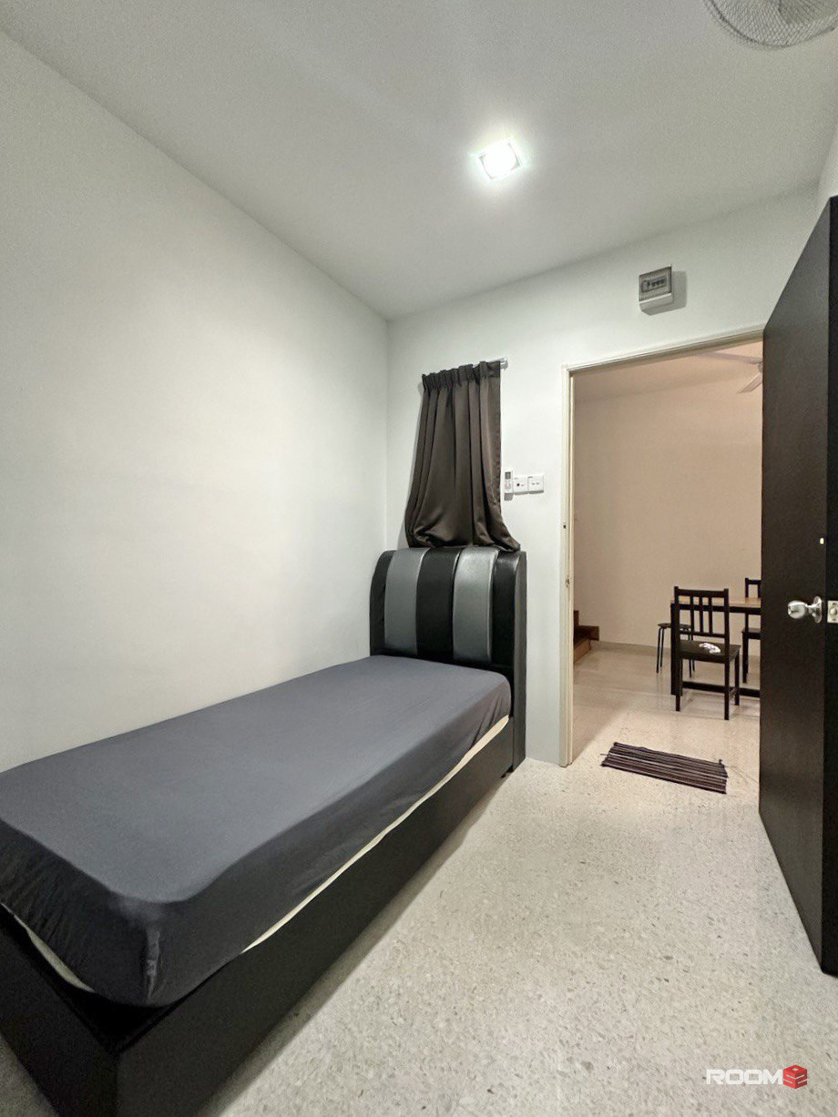 💥PJ SS2, Middle room with AC and furniture