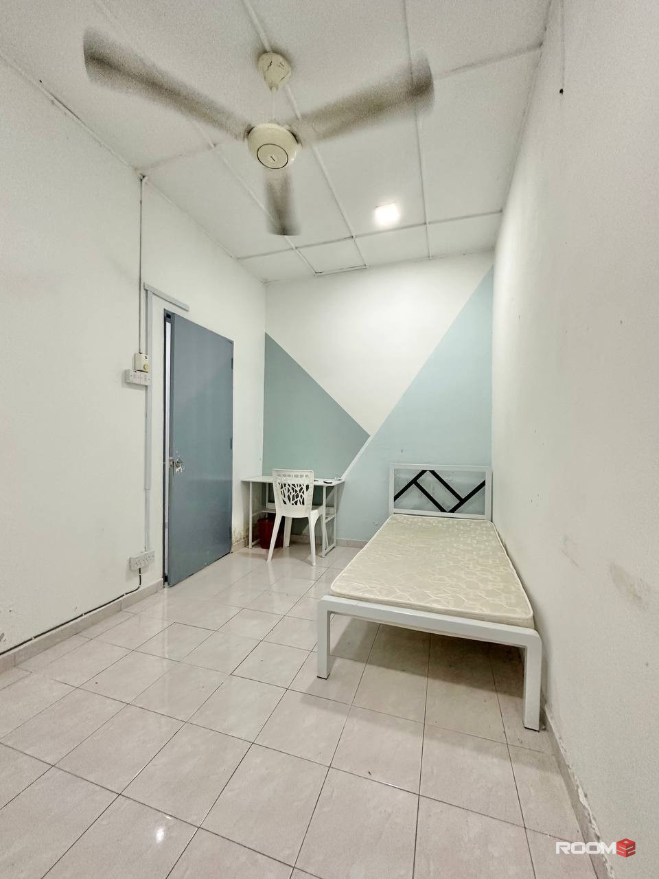 💥PJ SS2, Middle room with AC and furniture