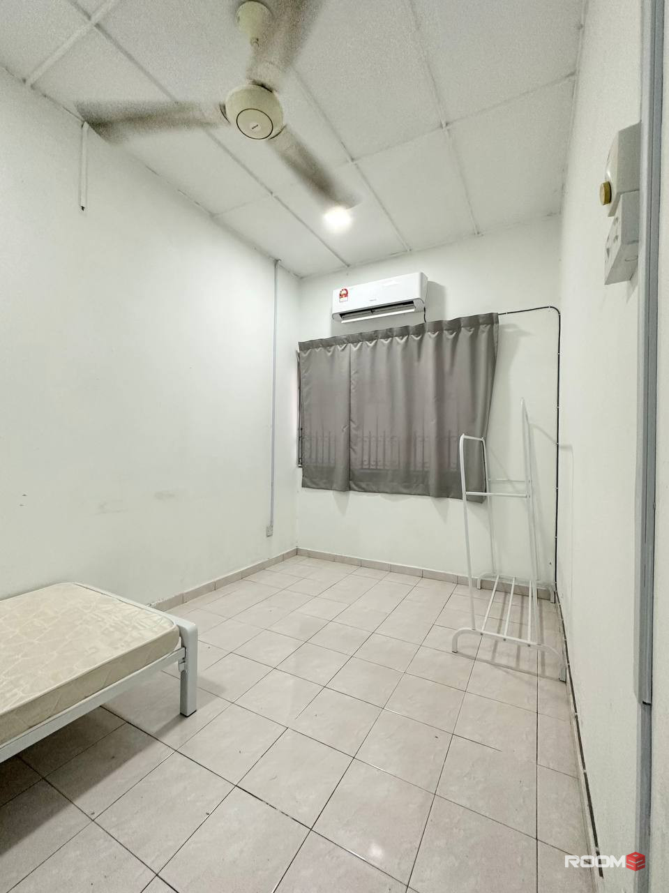 💥PJ SS2, Middle room with AC and furniture