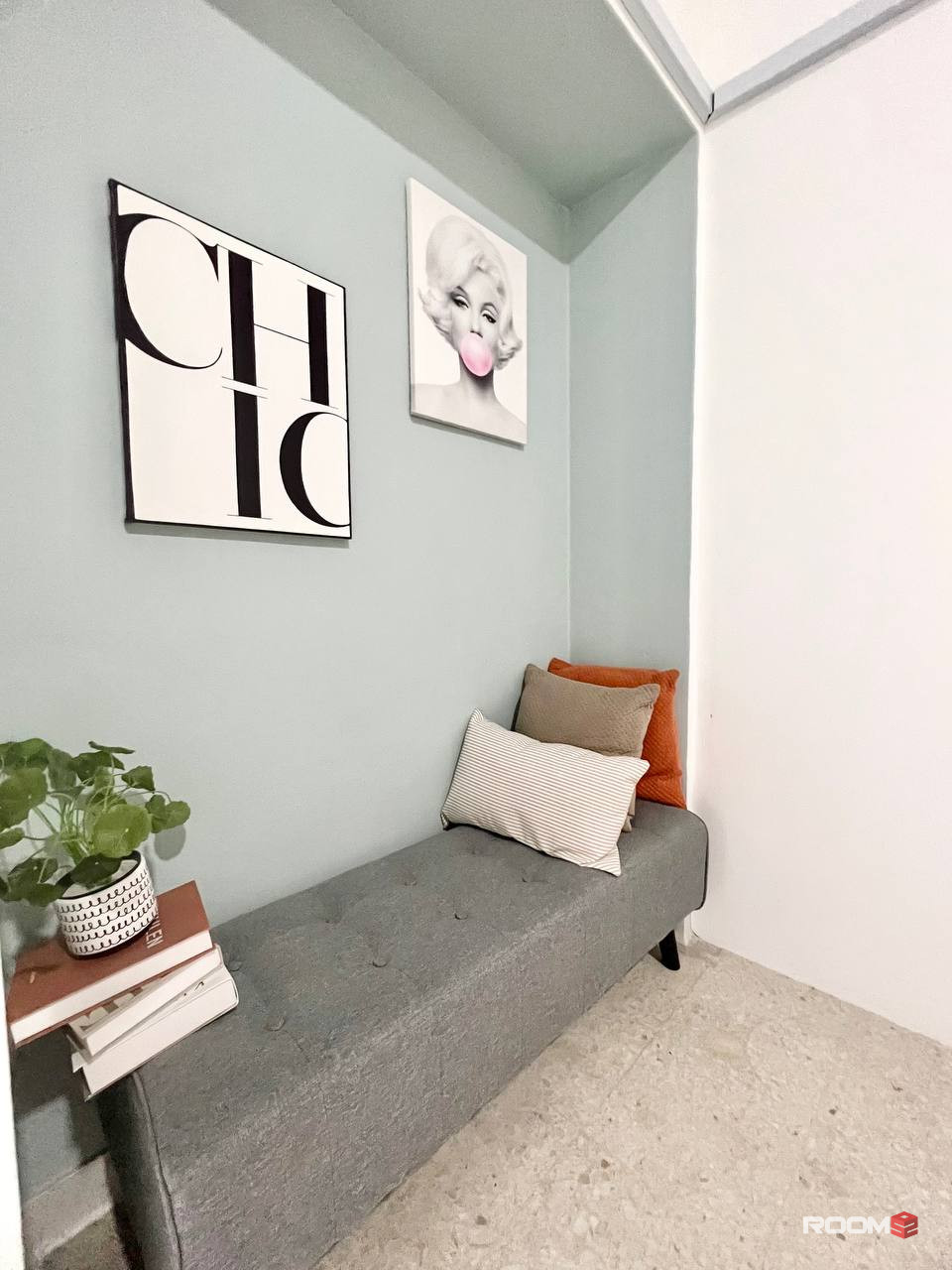 💥PJ SS2, Middle room with AC and furniture