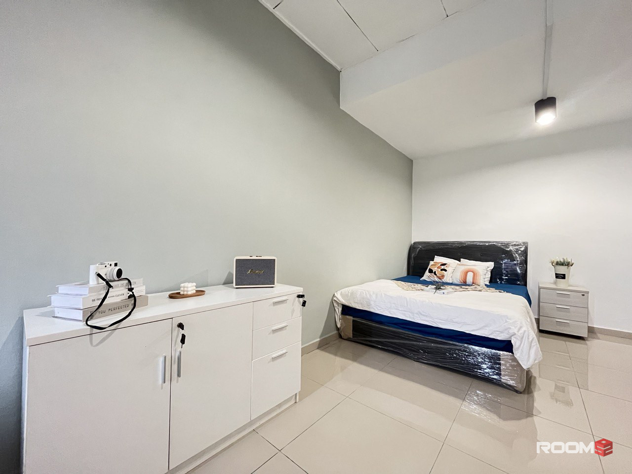 Fully Furnished room💯 No need to bring your own!👍🏽Middle room for rent at Bukit OUG Condominium