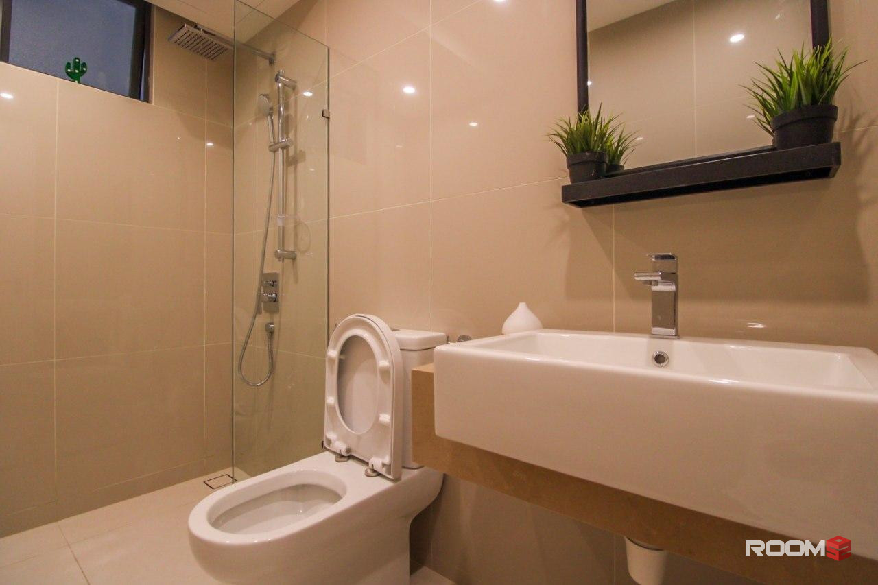 Move-in Ready ❗  Spacious Room for Rent in Segambut Attached To Mall 🔑