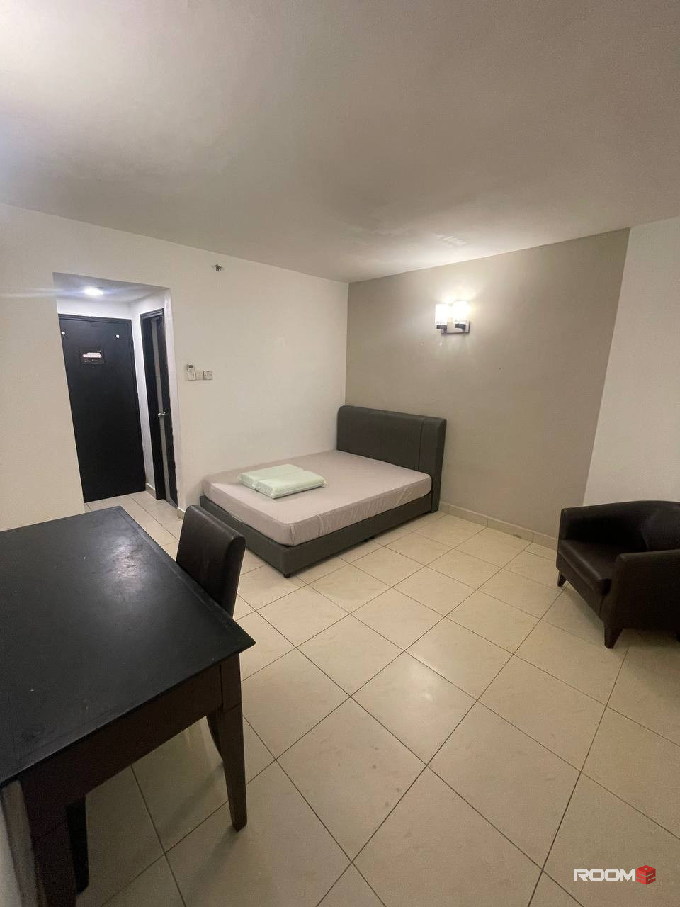 ☀️ Bright & Spacious Master Room for Working Adults