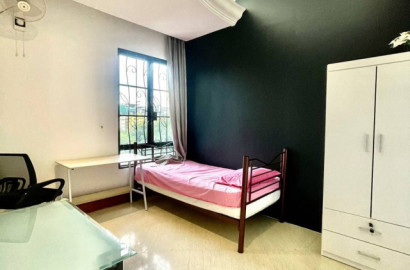 Rent a Room WITHOUT Regrets!👏🏼 💃🏻 Middle room for rent at Jalan Desa Cahaya