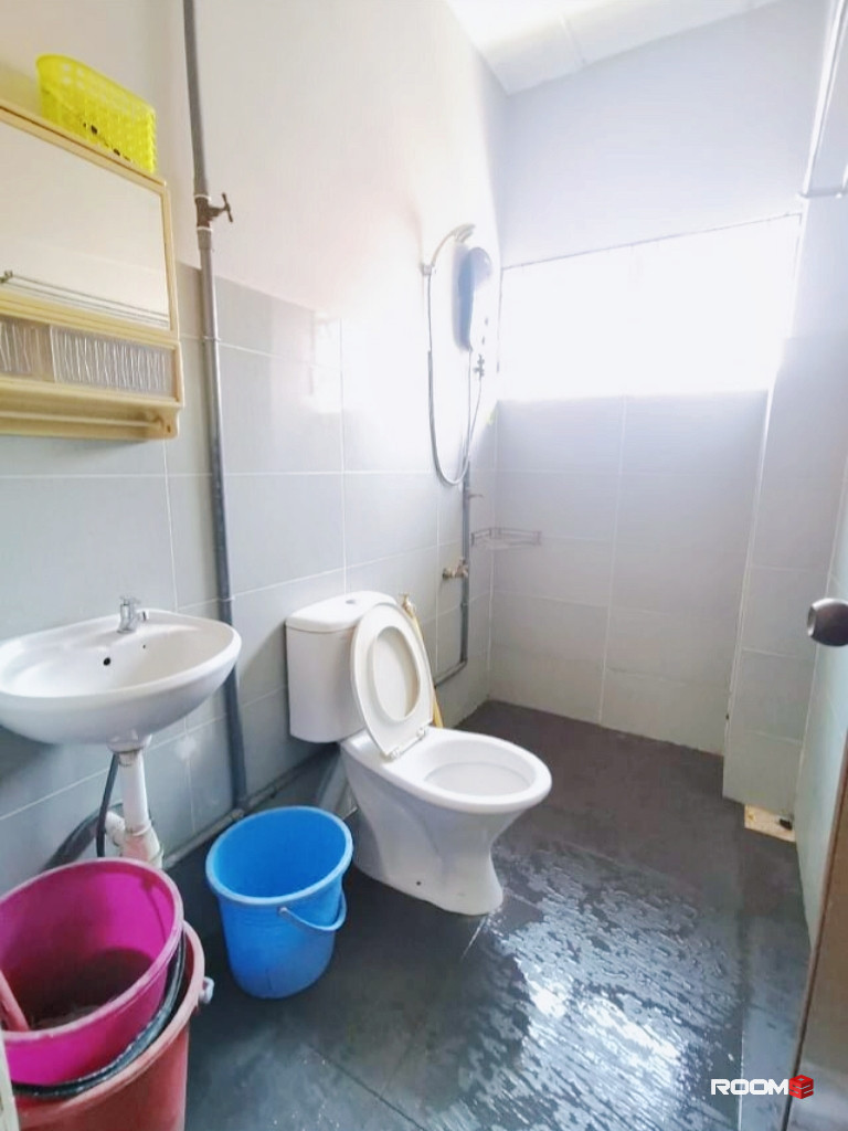 💛 Comfort Middle Room! ✨ ZERO Deposit!!! 🚀🍽️🏙️ Easy access to Restaurants and SS2 town! 🌟🍔🛍️