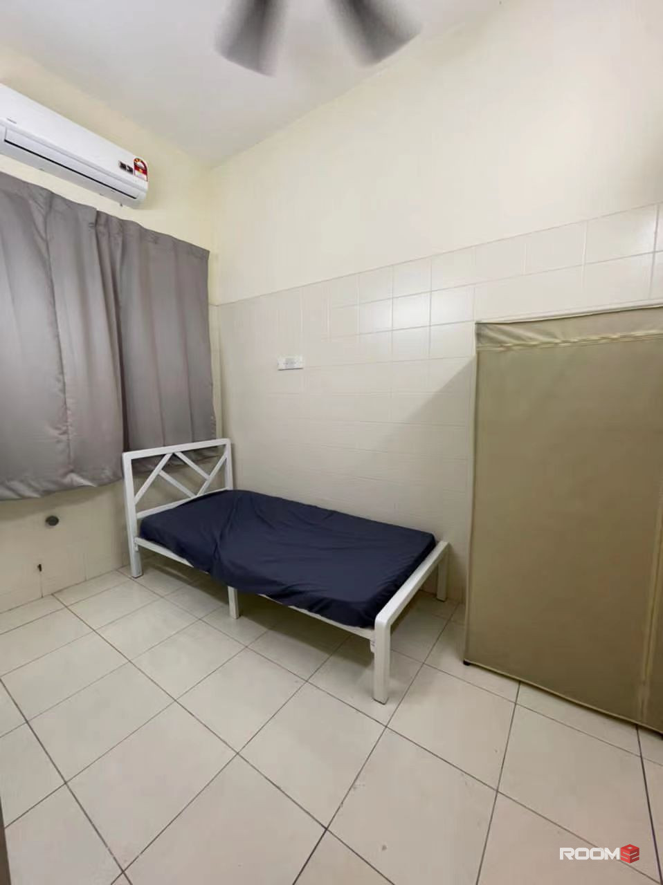 LOW DEPOSIT , VERY beautiful negotiable SMALL ROOM AT BANDAR UTAMA 1 TO 12 NEAR MRT NEAR 1 UTAMA (3KM)