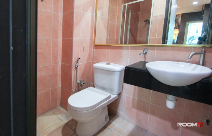 [ seri kembangan east lake residence penthouse ] fully furnished middle room with private bathroom for rent rm700