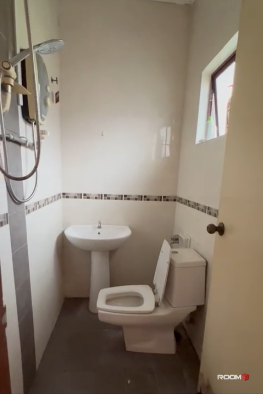 Middle Room Available at Jln Akuatik, D'Kayangan