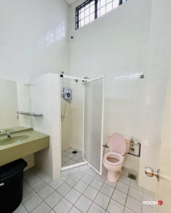 Private Middle Room Rent in BU10, Bandar Utama 3mins to Centrepoint Bandar Utama