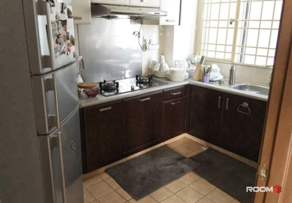 🚆💥 Affordable SS24 Room • Aircond + WiFi • Steps to LRT Kelana Jaya!