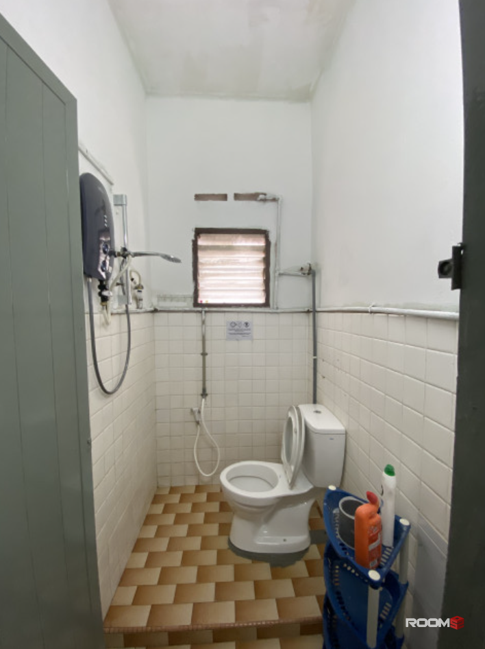 🚆💥 Affordable SS24 Room • Aircond + WiFi • Steps to LRT Kelana Jaya!