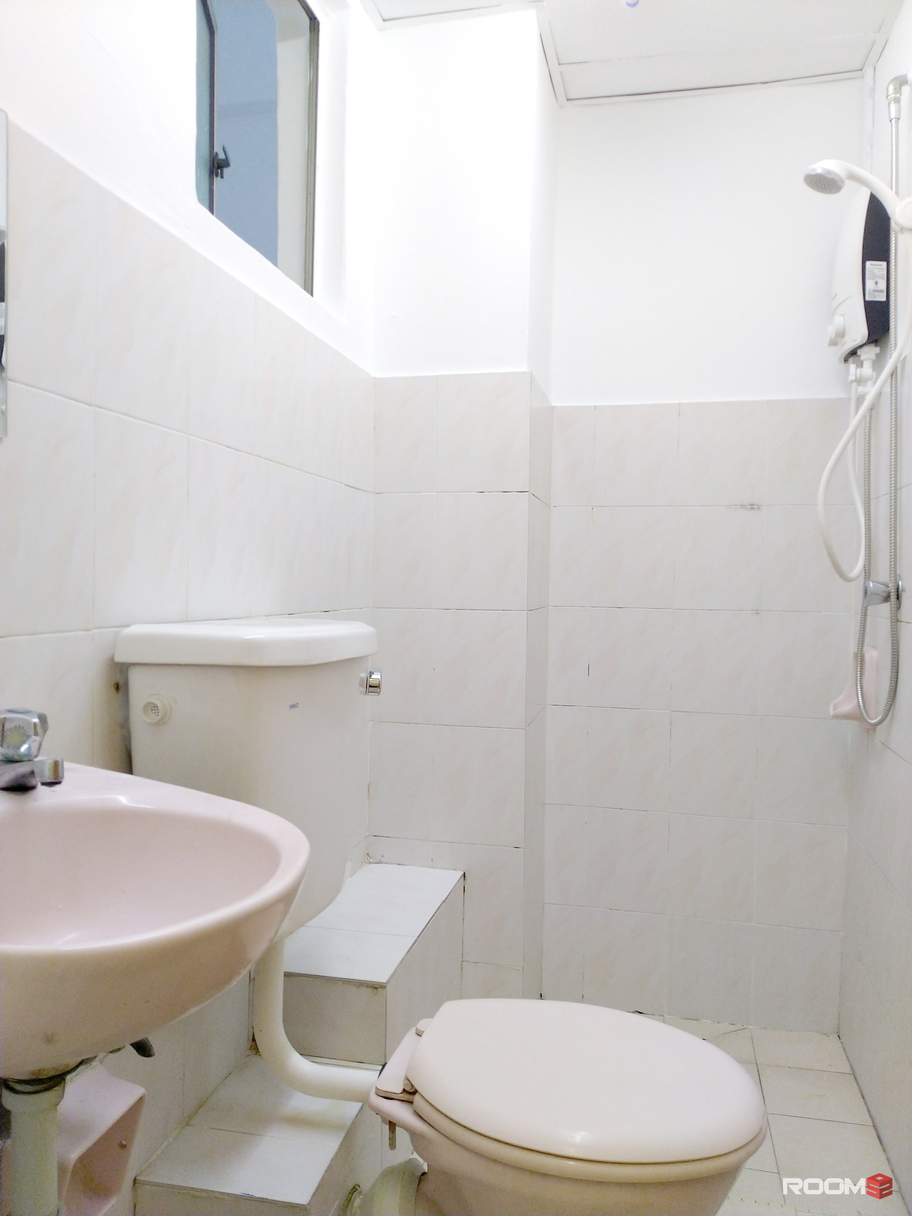 CHINESE FEMALE UNIT - Middle room with shared bath for Rent, TAMAN DESA