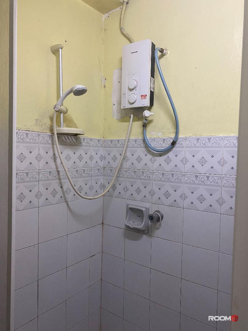 KELANA PUTERI CONDO – middle room (RM480)