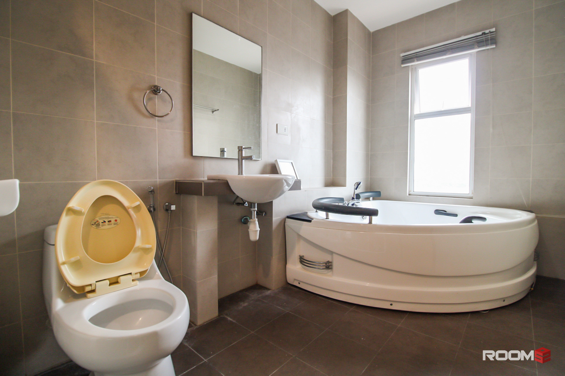 Studio Unit For Rent 🙋🏻‍♀️⚡🌃 Near Megan Avenue ❗ At Luxury Condominium 🏛️